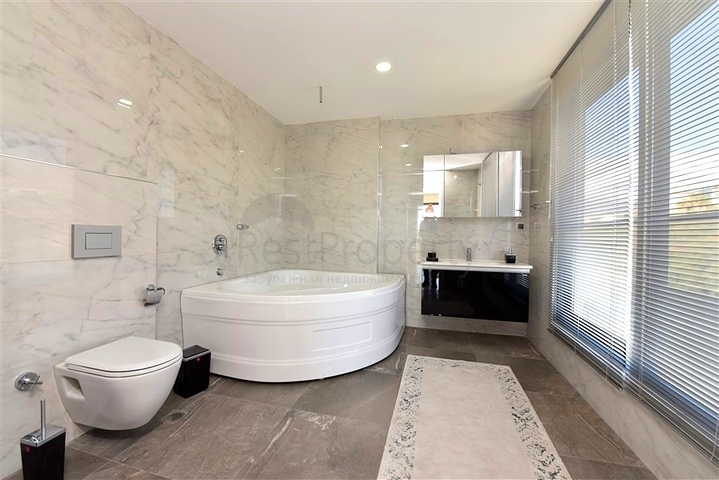 Трехкомнатная квартира с дизайнерской мебелью в районе Кестель