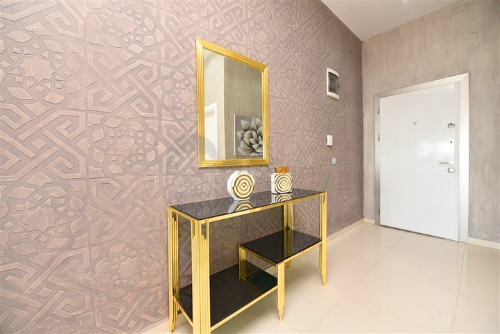 Трехкомнатная квартира с дизайнерской мебелью в районе Кестель