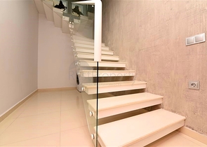 Трехкомнатная квартира с дизайнерской мебелью в районе Кестель