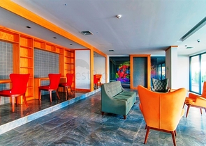 Трехкомнатная квартира с дизайнерской мебелью в районе Кестель