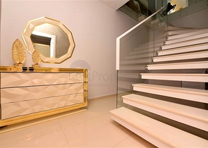 Трехкомнатная квартира с дизайнерской мебелью в районе Кестель