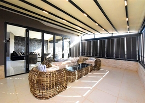 Трехкомнатная квартира с дизайнерской мебелью в районе Кестель