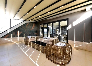 Трехкомнатная квартира с дизайнерской мебелью в районе Кестель