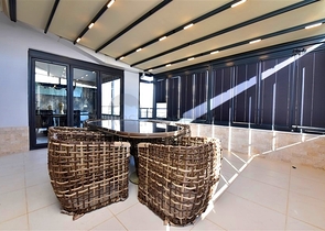 Трехкомнатная квартира с дизайнерской мебелью в районе Кестель