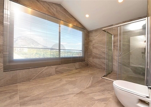 Трехкомнатная квартира с дизайнерской мебелью в районе Кестель