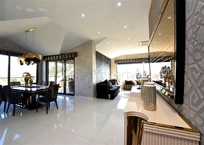 Трехкомнатная квартира с дизайнерской мебелью в районе Кестель