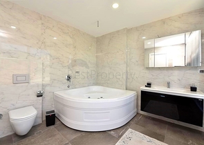 Трехкомнатная квартира с дизайнерской мебелью в районе Кестель