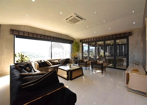 Трехкомнатная квартира с дизайнерской мебелью в районе Кестель