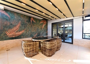 Трехкомнатная квартира с дизайнерской мебелью в районе Кестель