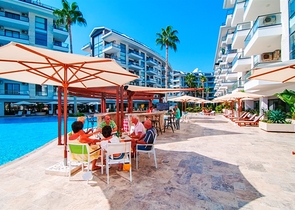 Трехкомнатная квартира с дизайнерской мебелью в районе Кестель