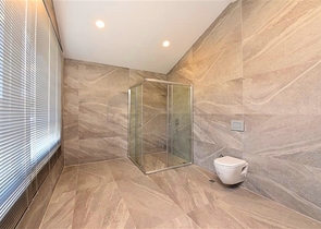 Трехкомнатная квартира с дизайнерской мебелью в районе Кестель