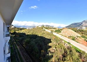 Трехкомнатная квартира с дизайнерской мебелью в районе Кестель