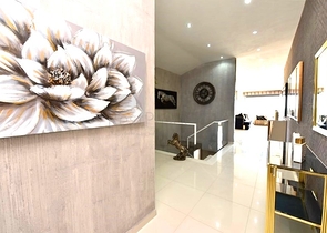 Трехкомнатная квартира с дизайнерской мебелью в районе Кестель