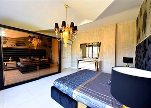 Трехкомнатная квартира с дизайнерской мебелью в районе Кестель