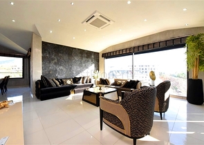 Трехкомнатная квартира с дизайнерской мебелью в районе Кестель