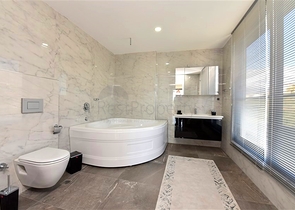 Трехкомнатная квартира с дизайнерской мебелью в районе Кестель