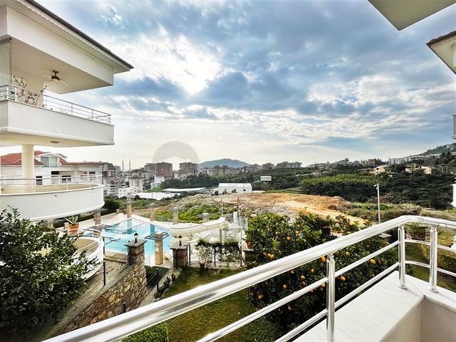 Шикарный садовый дуплекс 3+1 в районе Джикджилли