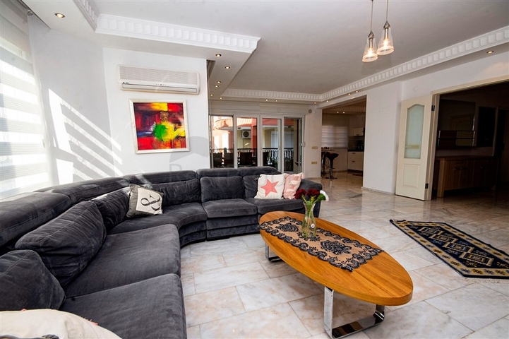 Садовый дуплекс на берегу горной реки в районе Кестель 