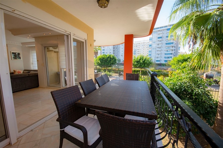 Садовый дуплекс на берегу горной реки в районе Кестель 