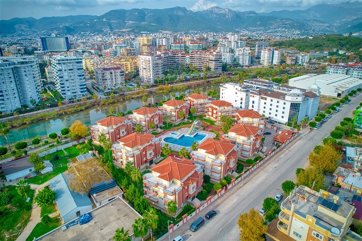 Садовый дуплекс на берегу горной реки в районе Кестель 