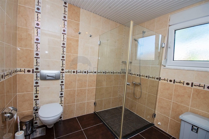 Садовый дуплекс на берегу горной реки в районе Кестель 