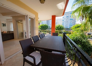 Садовый дуплекс на берегу горной реки в районе Кестель 