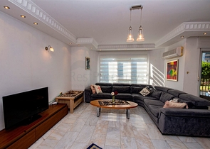 Садовый дуплекс на берегу горной реки в районе Кестель 