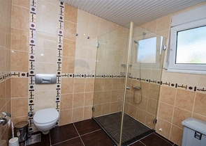 Садовый дуплекс на берегу горной реки в районе Кестель 