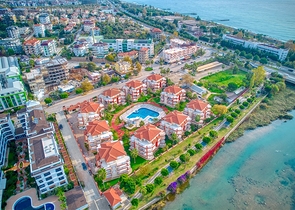 Садовый дуплекс на берегу горной реки в районе Кестель 