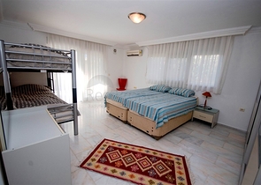 Садовый дуплекс на берегу горной реки в районе Кестель 