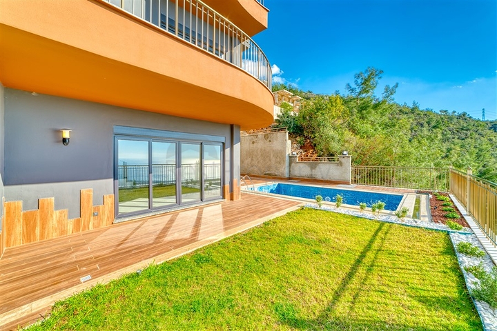 Вилла с видом на море в центральном районе Алании