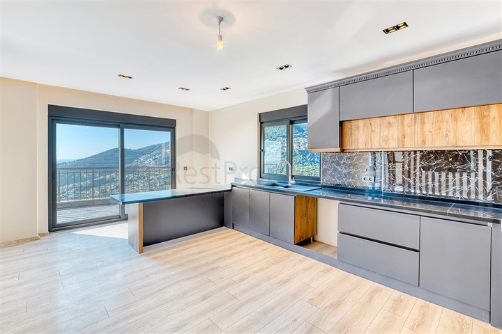 Вилла с видом на море в центральном районе Алании