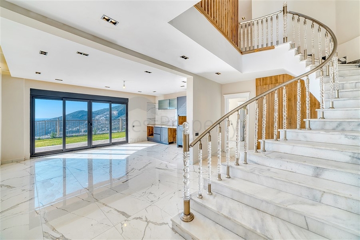 Вилла с видом на море в центральном районе Алании