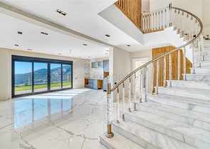 Вилла с видом на море в центральном районе Алании