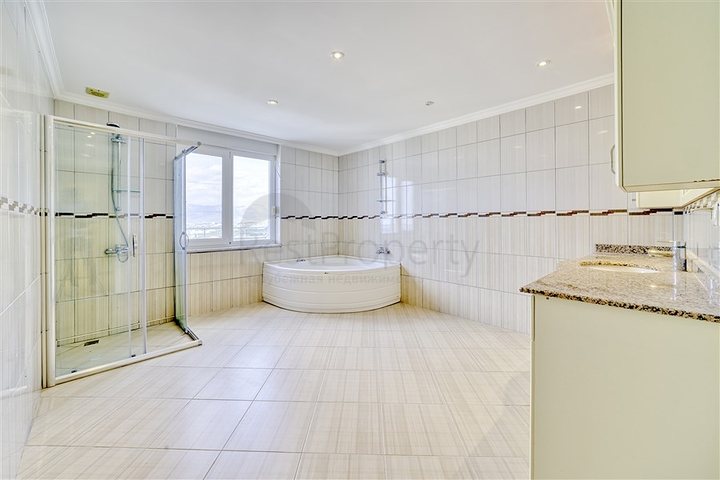 Двухуровневый пентхаус 4+1 в Махмутларе