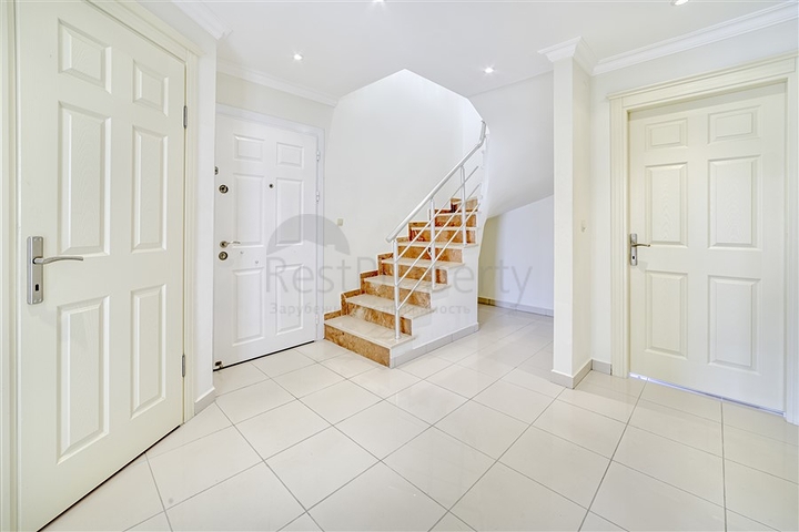 Двухуровневый пентхаус 4+1 в Махмутларе