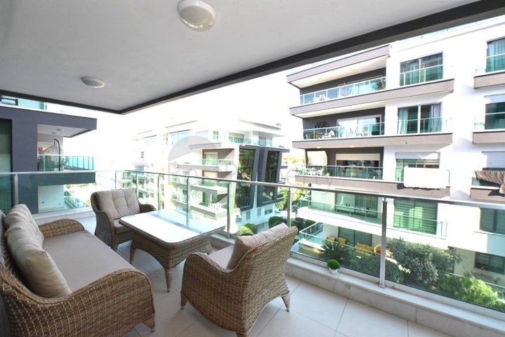 Апартаменты 2+1 в респектабельном комплексе в 50 метрах от пляжа района Каргыджак 