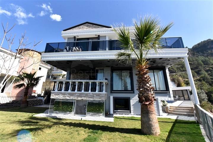 Вилла планировкой 3+1 в центре Алании