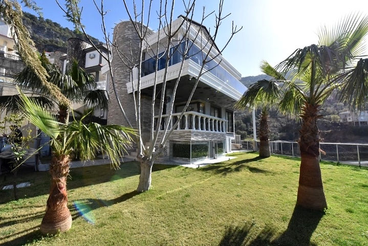 Вилла планировкой 3+1 в центре Алании