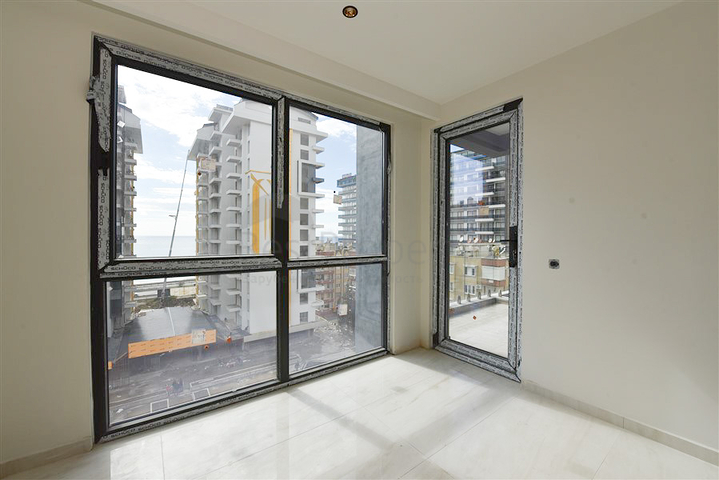 Квартира 1+1 на первой береговой линии в Махмутларе