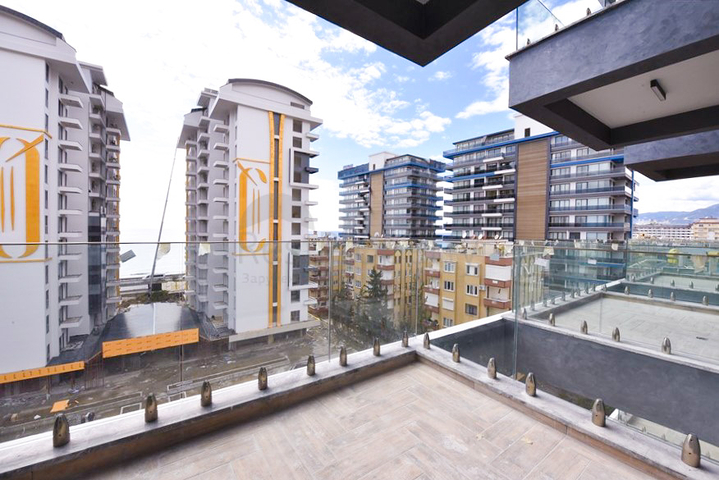 Квартира 1+1 на первой береговой линии в Махмутларе