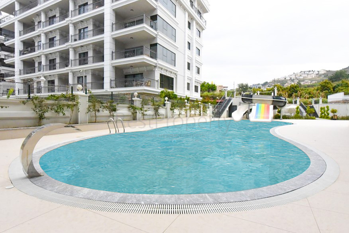 Трехкомнатная квартира на берегу моря