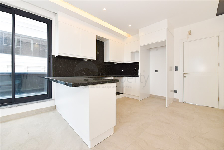 Трехкомнатная квартира на берегу моря