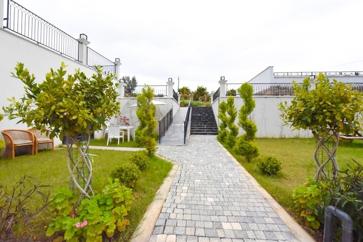 Трехкомнатная квартира на берегу моря