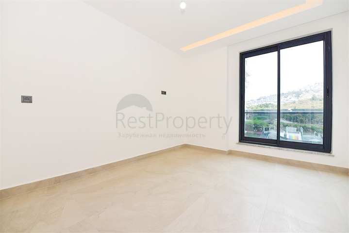 Трехкомнатная квартира на берегу моря