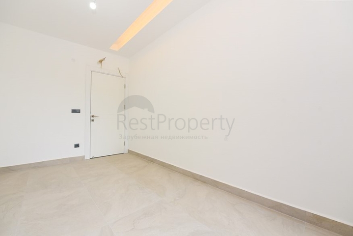 Трехкомнатная квартира на берегу моря