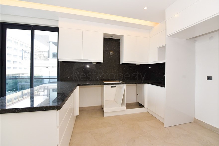 Трехкомнатная квартира на берегу моря