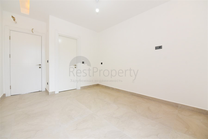 Трехкомнатная квартира на берегу моря