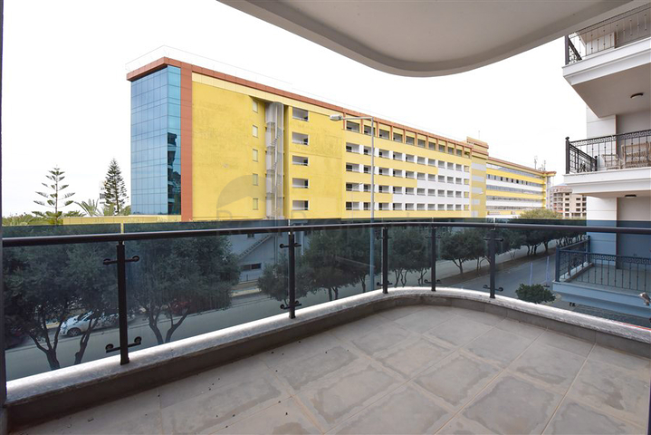 Трехкомнатная квартира на берегу моря