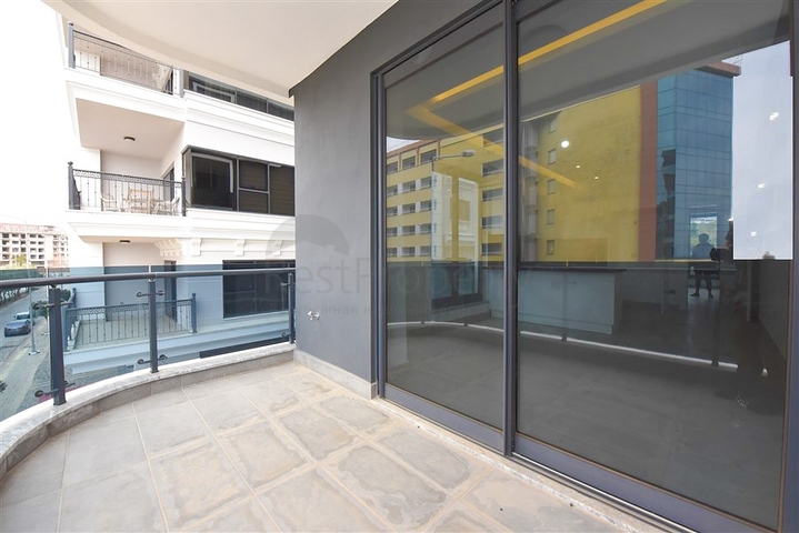 Трехкомнатная квартира на берегу моря